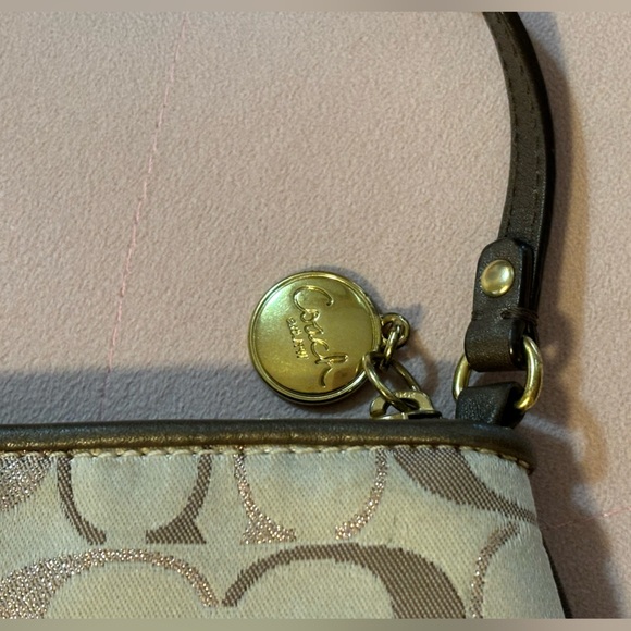 Coach Clutch -W charm and hang tag - Picture 3 of 9